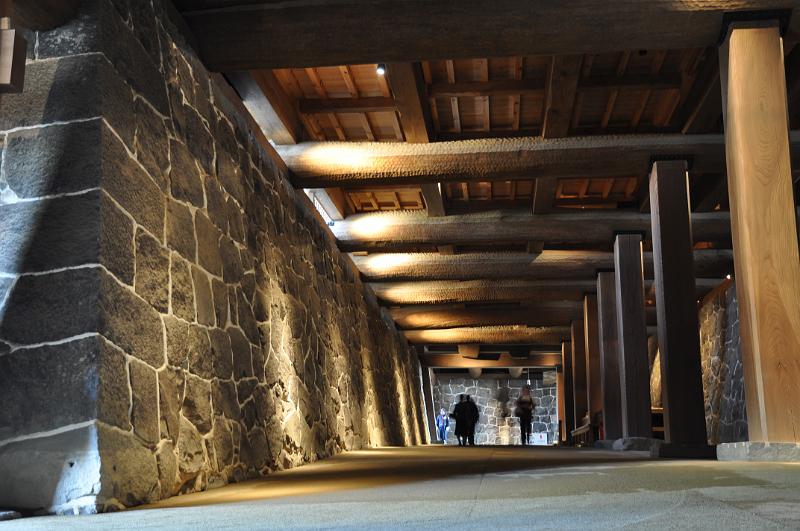 foto_20101111_1121_01.jpg - [de]Erst ein unterirdischer Gang führt tatsächlich in das Schloss hinein.[en]Only an underground passage leads into the castle.