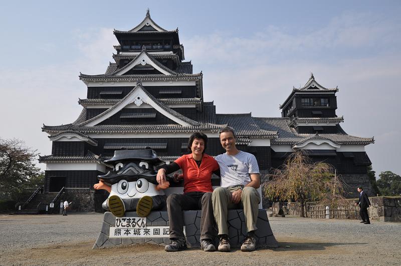 foto_20101111_1131_02.jpg - [de]Es gibt sogar ein Kuschelbänkchen vor dem Schloss, auf dem man sich fotografieren lassen kann.[en]There's even a small bench to take a photograph of yourselves.