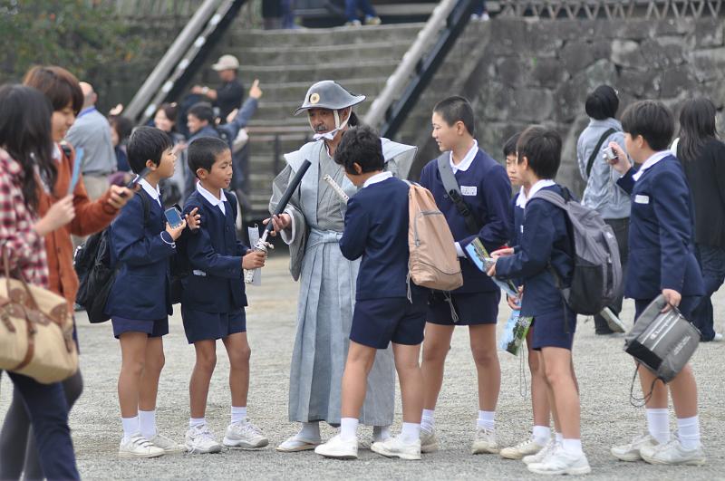 foto_20101111_1152_02.jpg - [de]Statt mit dem Schloss kann man sich auch mit einem Samurai fotografieren lassen.[en]Instead of with the castle you can also take a photograph with a samurai.