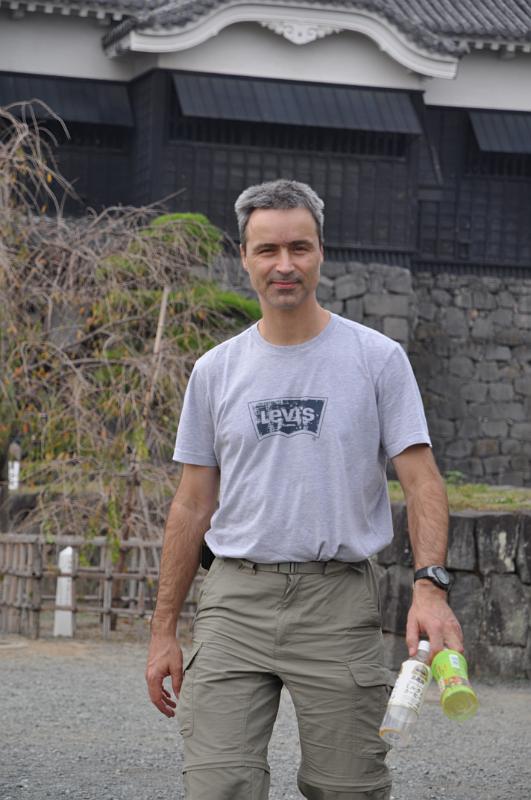 foto_20101111_1200_02.jpg - [de]Tja, Mülleimer für Flaschen gibt es hier leider keine.[en]No trash bins for empty bottles are found here.