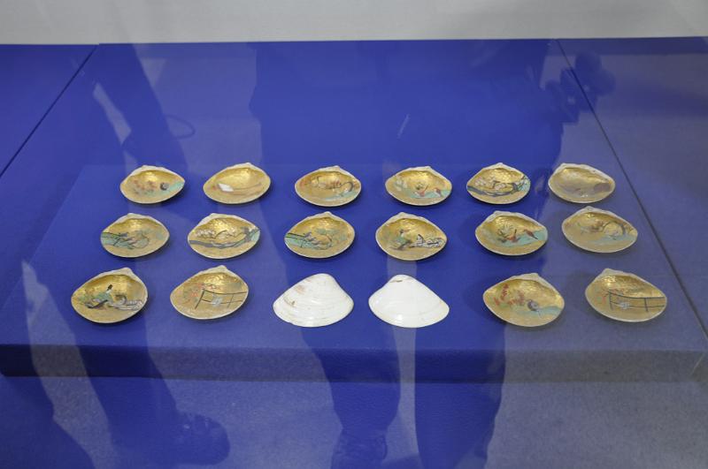 foto_20101111_1220_01.jpg - [de]Memory Spiel mit bemalten Muscheln.[en]Memory game with painted shells.