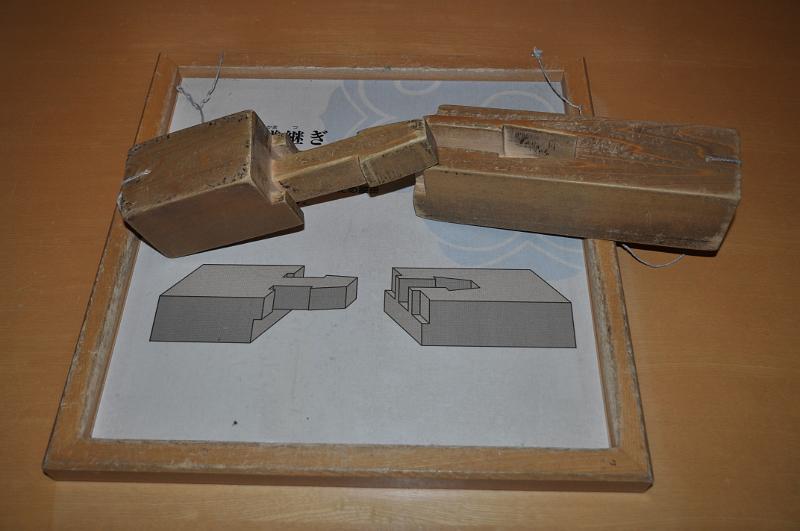 foto_20101111_1242_02.jpg - [de]Japanische Zimmerleute kommen ohne Nägel und Schrauben aus.[en]Japanese carpenters don't need any nails or screws.