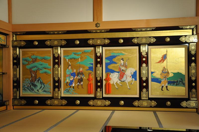 foto_20101111_1254_04.jpg - [de]Man kann sich einfach nicht sattsehen an all dem Glanz.[en]You can't stop looking at all the shining paintings.