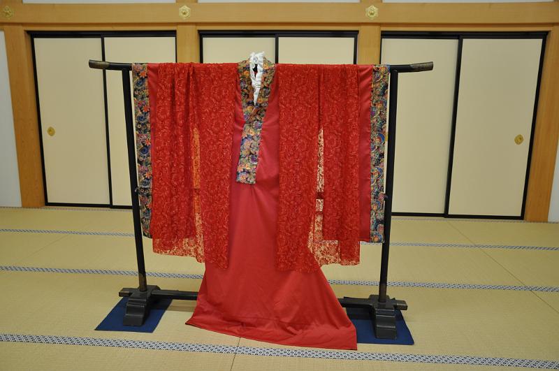 foto_20101111_1258_02.jpg - [de]Ein hübsches Gewand auf dem Kleiderständer.[en]A nice robe is waiting on the rail for dress up.