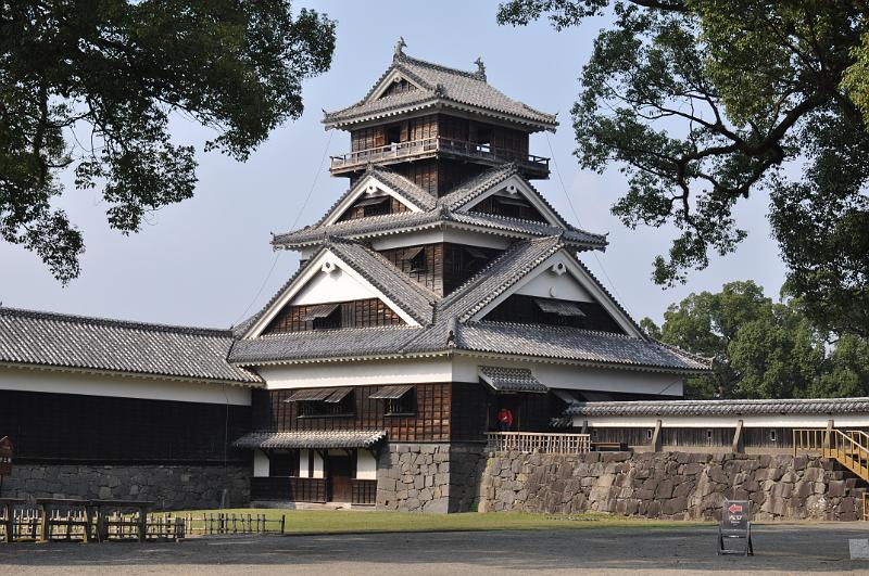 foto_20101111_1306_01.jpg - [de]Der alte Turm beeindruckt noch mehr als das rekonstruierte Schloss.[en]The old turret even impresses more than the reconstructed castle.