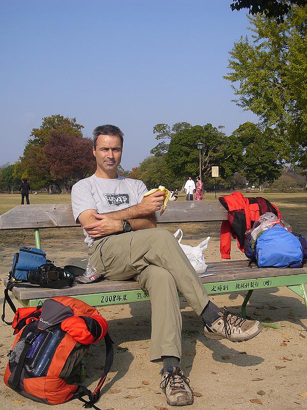 foto_20101111_1354_02.jpg - [de]Während wir auf den Bus warten, gibt es erst mal eine kleine Stärkung.[en]We're having a small snack while waiting for the bus.