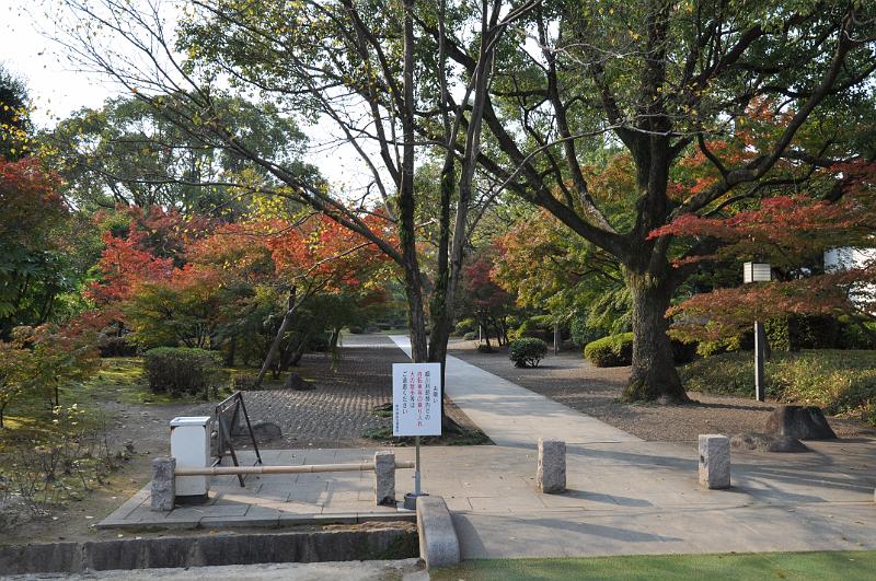 foto_20101111_1424_01.jpg - [de]Eingangsbereich zur früheren Samurai Villa "Hosokawa Gyobutei".[en]Entering the grounds to the old samurai villa "Former Hosokawa Gyobutei.