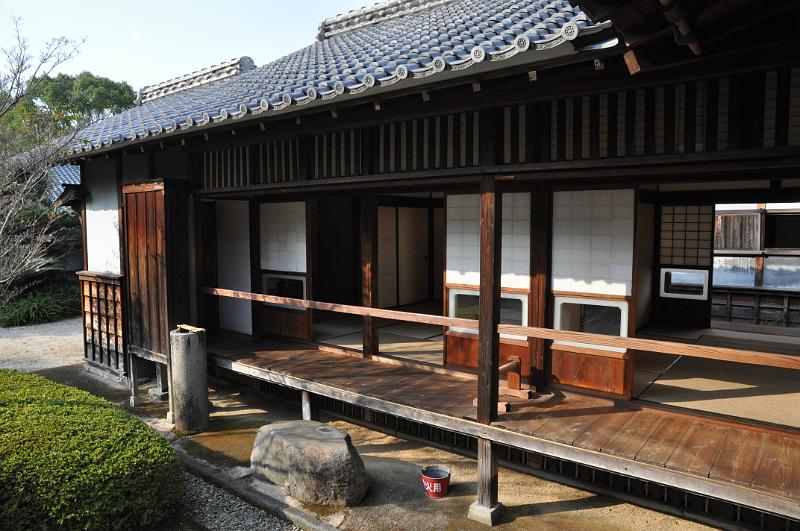 foto_20101111_1433_01.jpg - [de]Der allzeit bereite Feuerlöscher fällt kaum auf.[en]The fire extinguisher is always ready but blends in very nicely into the view.