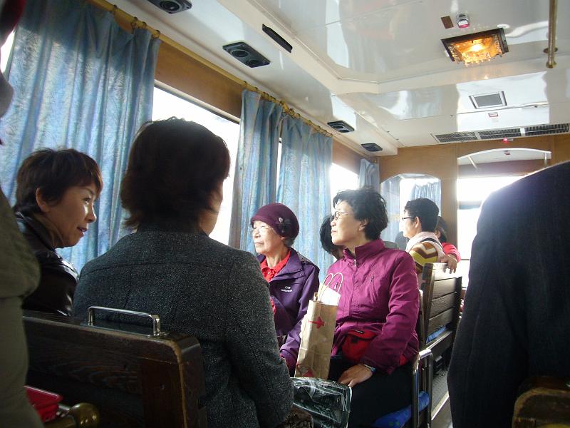 foto_20101111_1459_02.jpg - [de]Der Bus ist voll mit einem Seniorinnen-Ausflug.[en]This bus is crowded with a senior ladies group.