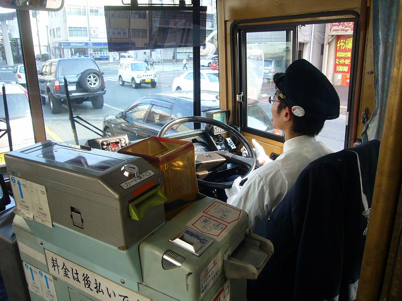 foto_20101111_1501_03.jpg - [de]Der Busfahrer fährt uns sicher durch das Verkehrsgewusel von Kumamoto.[en]Our bus driver safely gets us through the traffic of Kumamoto.
