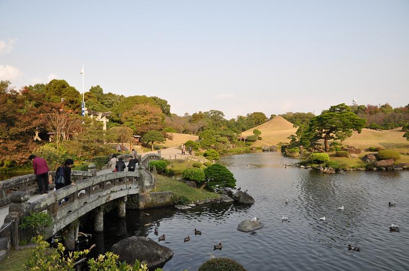 foto_20101111_1530_01.jpg - [de]Am späten Nachmittag schaffen wir es dann doch noch in den Garten Suizenji-Koen.[en]At late afternoon we make it into the garden Suizenji-Koen.