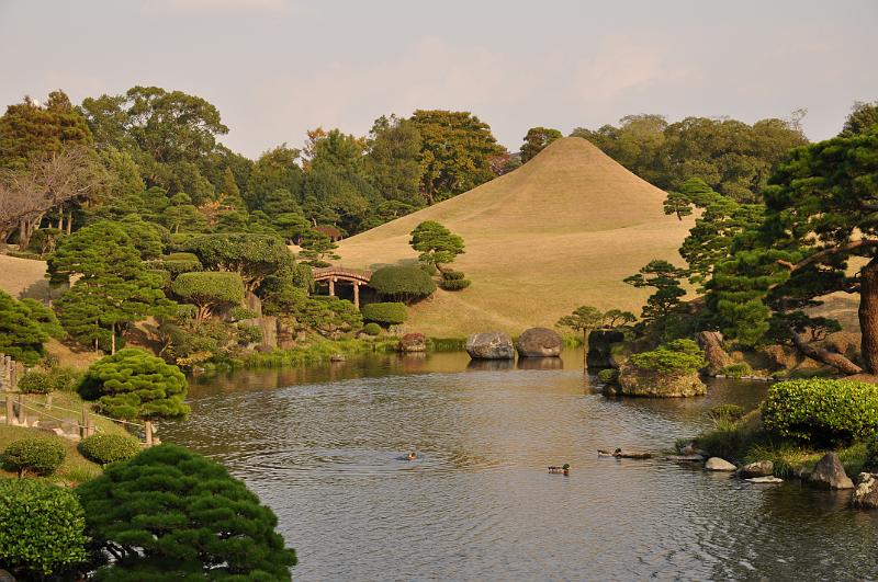 foto_20101111_1530_02.jpg - [de]Der Garten repräsentiert die Stationen entlang des alten Tokaido Weges von Kyoto nach Tokyo, da darf natürlich der Mt. Fuji nicht fehlen.[en]This garden represents the stations along the old Tokaido way between Kyoto and Tokyo, so Mt. Fuji is definitely a must as well.