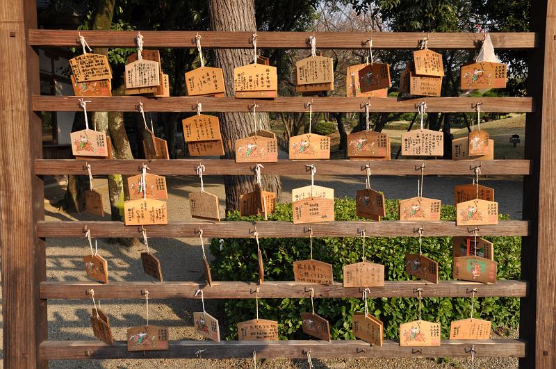 foto_20101111_1534_02.jpg - [de]Schön beleuchtete Holztäfelchen.[en]Nicely lit wooden plaques.