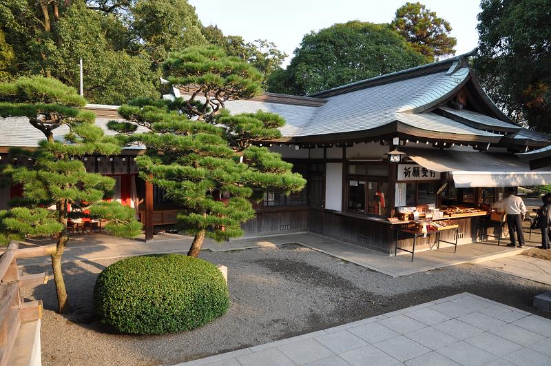 foto_20101111_1536_01.jpg - [de]Der Schrein ist auch sehr hübsch angelegt, passend zum Garten.[en]The shrine is arranged very nice as well, just as the garden.