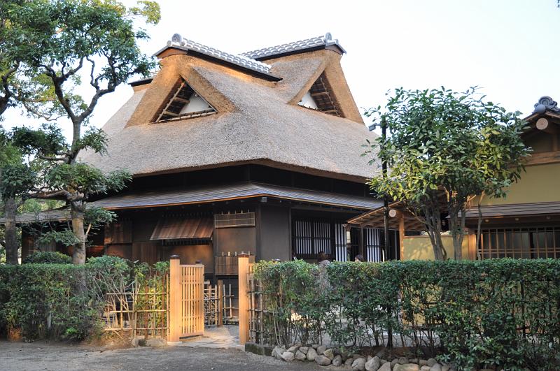 foto_20101111_1554_01.jpg - [de]Ein hübsches Teehaus am Rande des Sees.[en]A nice tea house at the edge of the lake.