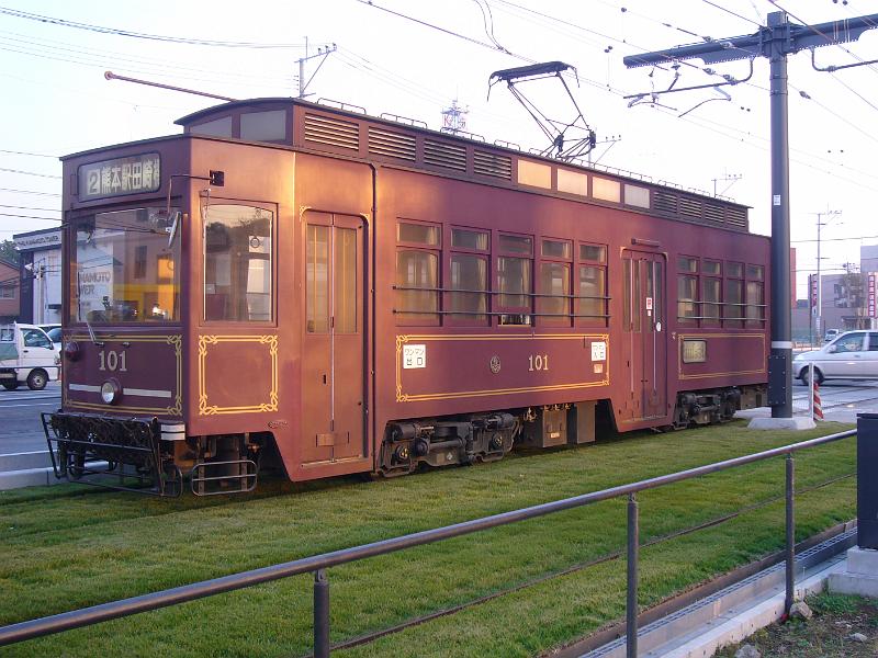 foto_20101111_1634_02.jpg - [de]Eine rustikale Strassenbahn bringt uns zu unserem Hotel zurück.[en]A rustic streetcar takes us back to the hotel.