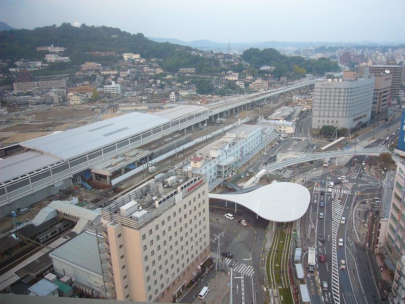 foto_20101111_1702_01.jpg - [de]Panoramablick auf den neuen Shinkansenbahnhof von Kumamoto.[en]Panoramic view on the new shinkansen station of Kumamoto.