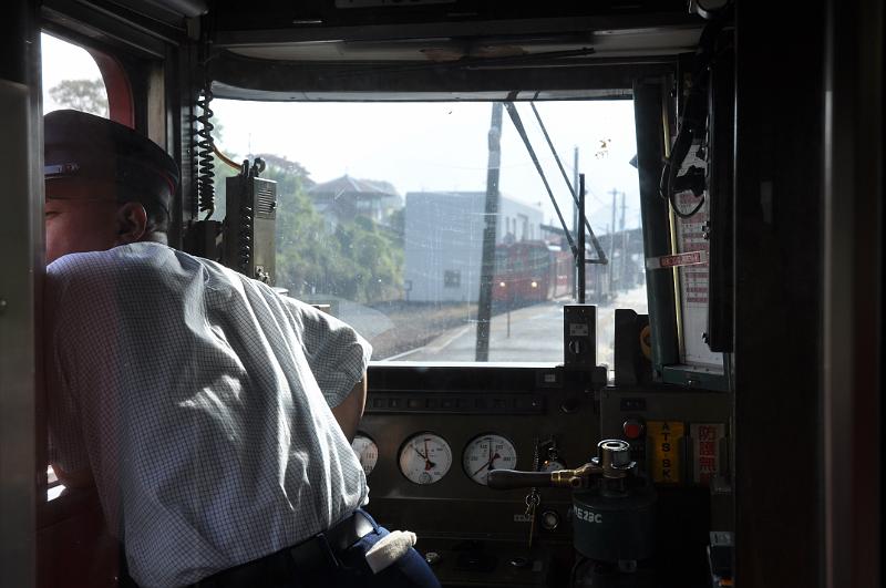 foto_20101112_0920_01.jpg - [de]Also den Rückwärtsgang eingelegt, und ein paar Kilometer zurückfahren bis zur nächsten Wende.[en]So the train is put into reverse and we're backing up to next switchback.