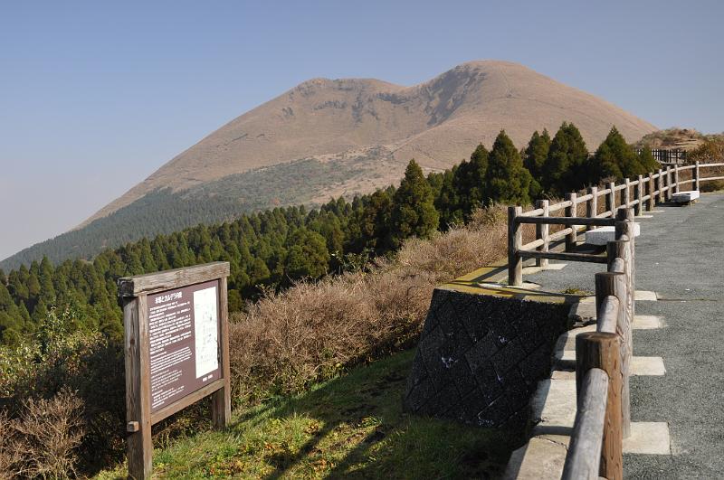 foto_20101112_1020_02.jpg - [de]Kurzer Fotohalt mit unserem Bus zum Mt. Aso.[en]Short photo stop on the bus to Mt. Aso.