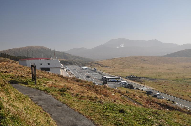 foto_20101112_1021_02.jpg - [de]Mt. Aso mit dem Vulkanmuseum im Vordergrund.[en]Mt. Aso and the volcanic museum in the foreground.