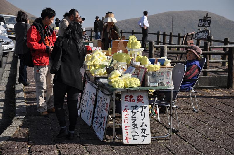 foto_20101112_1023_01.jpg - [de]Man kann hier riesige Schwefelblöcke als Souvenirs kaufen.[en]You can buy humongous sulphur rocks as souvenirs.