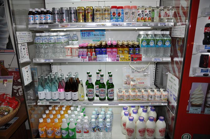 foto_20101112_1033_01.jpg - [de]Also Einbecker Bier hätte ich hier an der Seilbahn zum des Mt. Aso nicht erwartet.[en]I wouldn't have expected to find German beer at the small store at the ropeway to Mt. Aso.