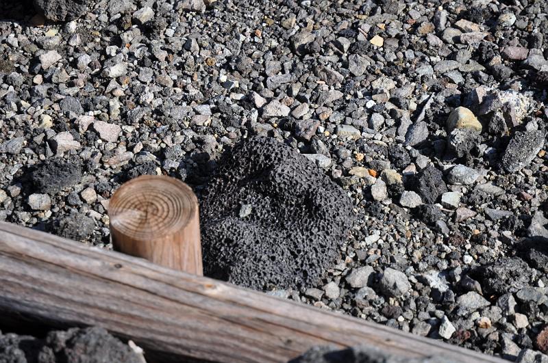 foto_20101112_1051_01.jpg - [de]Die Lava hier ist sehr gashaltig, das sieht man an den grossen Poren.[en]This lava contains a lot of gases, as can be seen by the bubble structure of the lava rock.