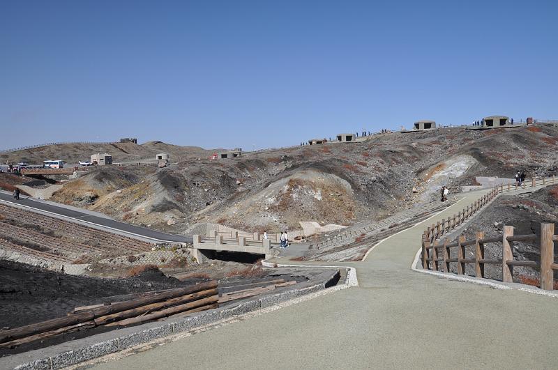 foto_20101112_1106_01.jpg - [de]Falls Mt. Aso mal wieder einfach so losspucken sollte, gibt es überall Betonbunker.[en]In case Mt. Aso erupts suddenly, there are concrete shelters everywhere.