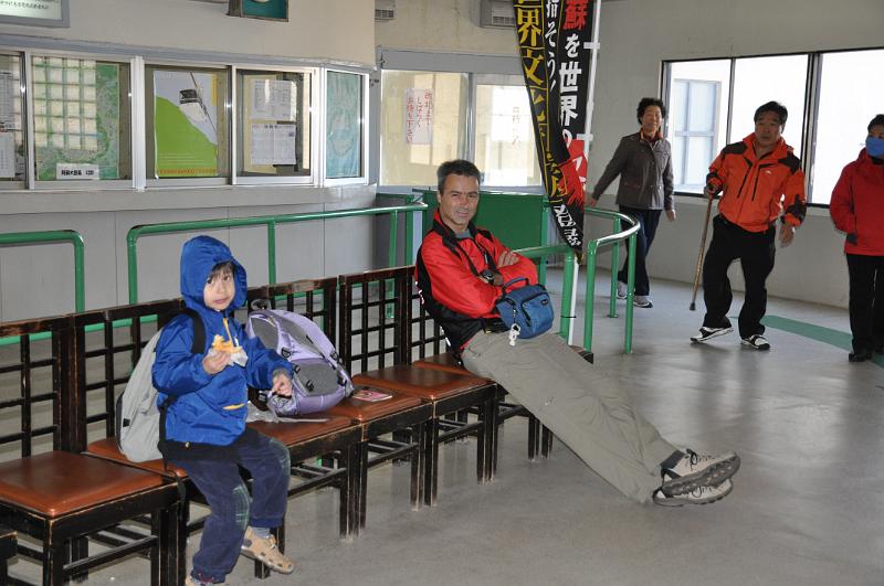 foto_20101112_1133_02.jpg - [de]Warten auf die Seilbahn ins Tal.[en]Waiting for the downwards ropeway.