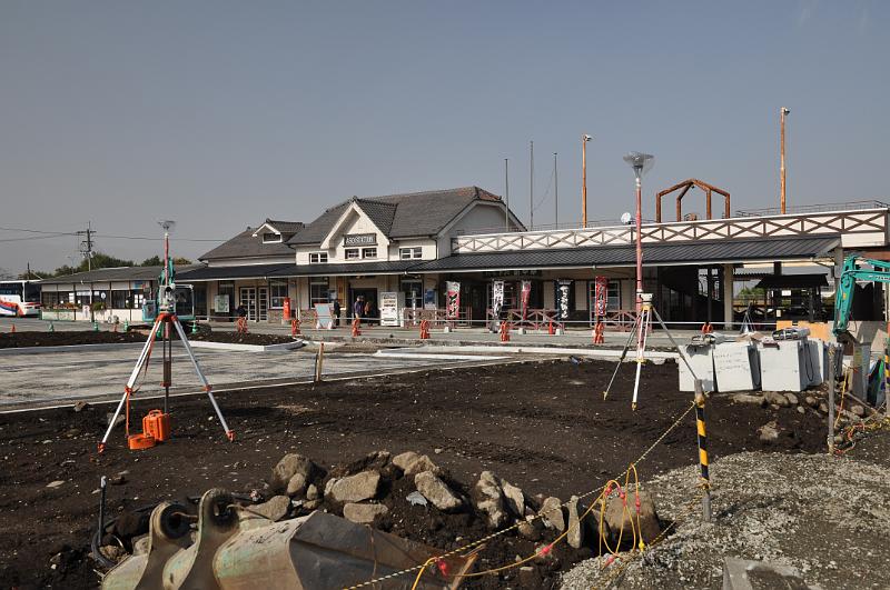 foto_20101112_1243_01.jpg - [de]Am Bahnhof von Aso wird kräftig gebaut.[en]There's a lot of construction happening at Aso station.