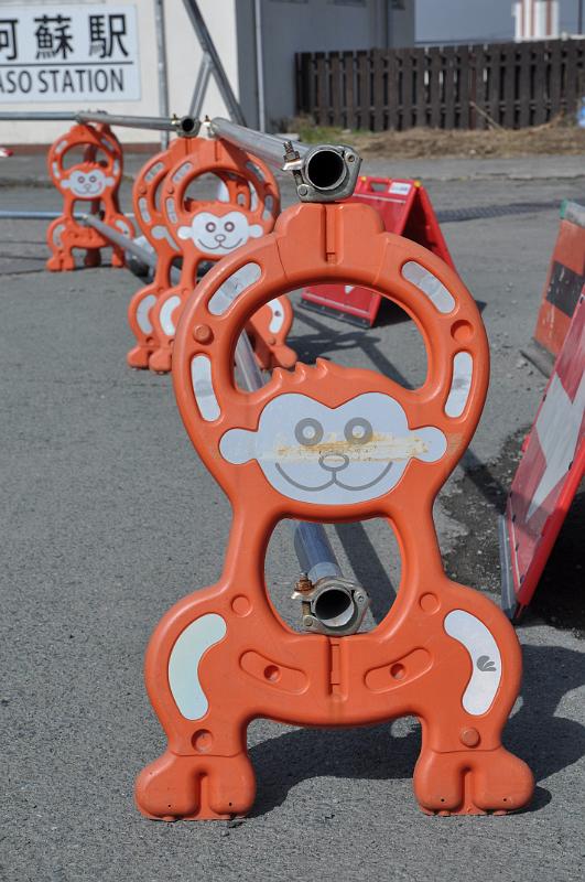 foto_20101112_1244_01.jpg - [de]Und hier gibt es auch wieder diese lustigen Absperrungen, diesmal als Äffchen.[en]And again we find those nice barries, this time as monkeys.