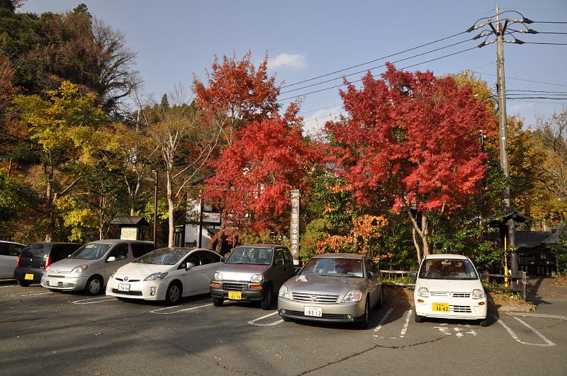 foto_20101112_1504_01.jpg - [de]Gleich am Visitor Center von Kurokawa sind wir von den tollen Blättern begeistert.[en]Right at the first sight at the visitor center we're totally impressed by the autumn leafs.