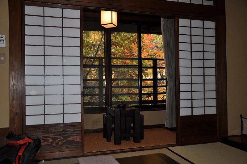 foto_20101112_1535_01.jpg - [de]Auch aus unserem Zimmer im Sanga Ryokan sehen wir tolles Herbstlaub.[en]The view from our room at Sanga ryokan also includes nice autumn leafs.