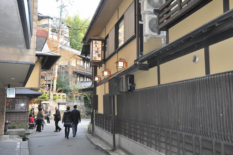 foto_20101112_1633_01.jpg - [de]Diese enge Gasse ist sozusagen die Hauptattraktion von Kurokawa.[en]This old street has all the main attractions of Kurokawa.