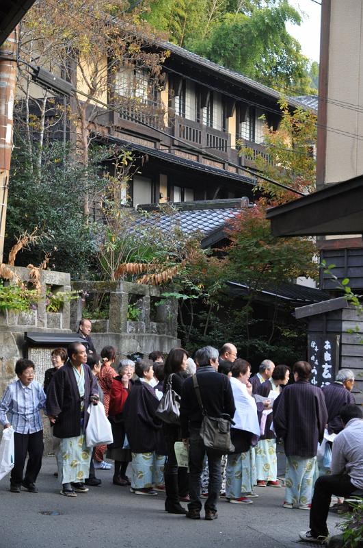 foto_20101112_1634_03.jpg - [de]DIesmal eine geführte Gruppe von Badefans.[en]This time we hit a guided group of onsen enthusiasts.
