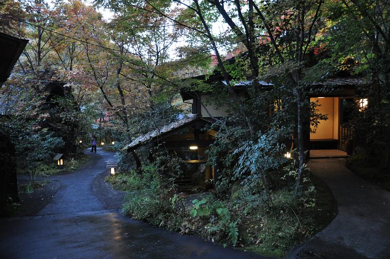 foto_20101112_1714_02.jpg - [de]Und es gibt ein paar Nebengebäude, in denen die Zimmer mit eigenen Bädern liegen.[en]There are a couple of side buildings providing the rooms with their own baths.