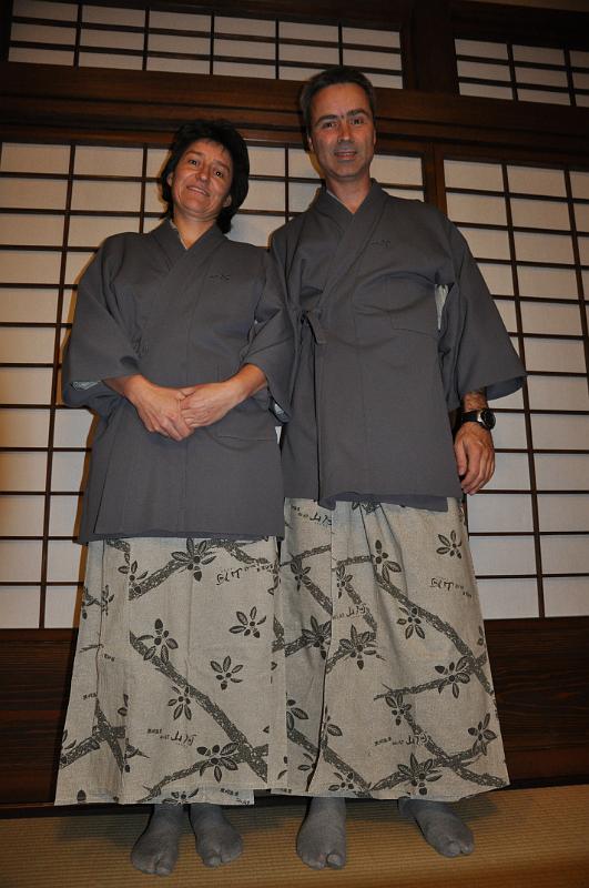 foto_20101112_1809_01.jpg - [de]Wir haben uns in Abendrobe geworfen und sind bereit für das Abendessen.[en]We're dressed up in the house dress and are ready for dinner.