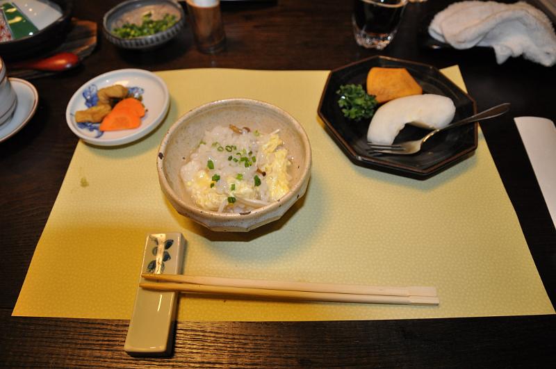 foto_20101112_1941_01.jpg - [de]Zum Schluss gibt es noch einmal einen riesigen Reistopf mit Früchten zum Nachtisch.[en]We finish with a gigantic rice dish and fruits as desert.