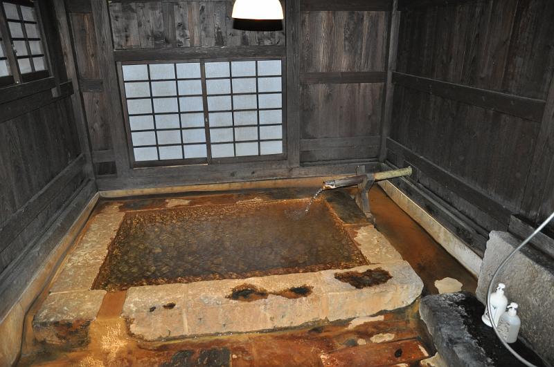 foto_20101112_2104_01.jpg - [de]Zeit für ein entspannendes Bad im Steinbad.[en]It's time for a relaxing soak in the stone bath.