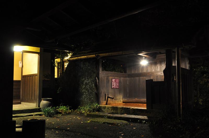 foto_20101112_2150_01.jpg - [de]Es ist mittlerweile spät und alles liegt in tiefer Dunkelheit, so wie dieses Fussbad.[en]Everything is in full darkness like that foot bath.