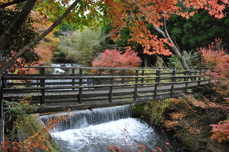 foto_20101113_0946_02.jpg - [de]Auch unser Ryokan hat seine eigene Brücke.[en]Our ryokan has its own bridge as well.