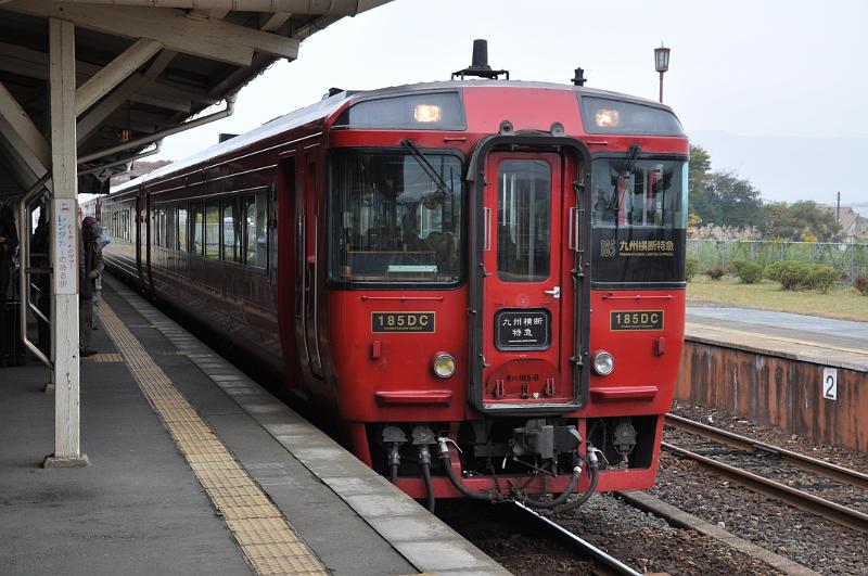 foto_20101113_1244_01.jpg - [de]Weiterfahrt mit dem Trans-Kyushu Express nach Beppu.[en]We're continuing our trip on the Trans-Kyushu Express to Beppu.