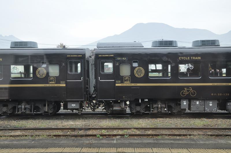 foto_20101113_1250_01.jpg - [de]Am nächsten Bahnhof sehen wir einen hübschen Fahrrad-Ausflugszug.[en]At the next station we discover a very nice bike excursion train.