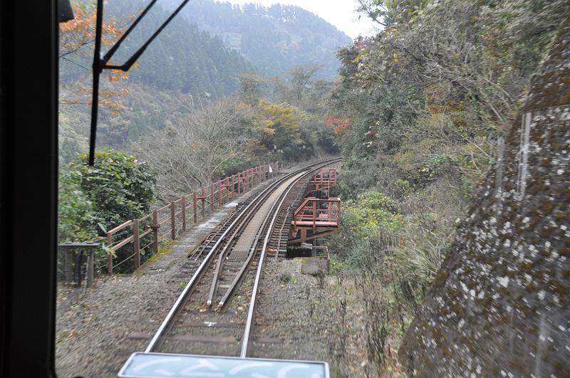 foto_20101113_1258_01.jpg - [de]Hoffen wir mal, dass die Brücke hält.[en]Let's hope that the bridge will support us.