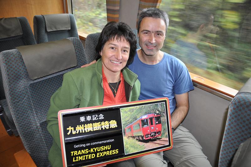 foto_20101113_1317_02.jpg - [de]Das könnten unsere Schaffner auch mal einführen, mit Schild durch den Zug laufen und die Passagiere fotografieren.[en]I'd also like to see our conductors to walk through the train with a sign and take photographs of the passengers.