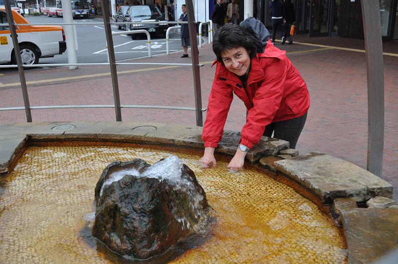 foto_20101113_1452_01.jpg - [de]"Sie baden gerade Ihre Hände darin" - Handwärmbad gespeist von heissen Quellen.[en]Those hand baths are great for everyone with cold hands (women that is).